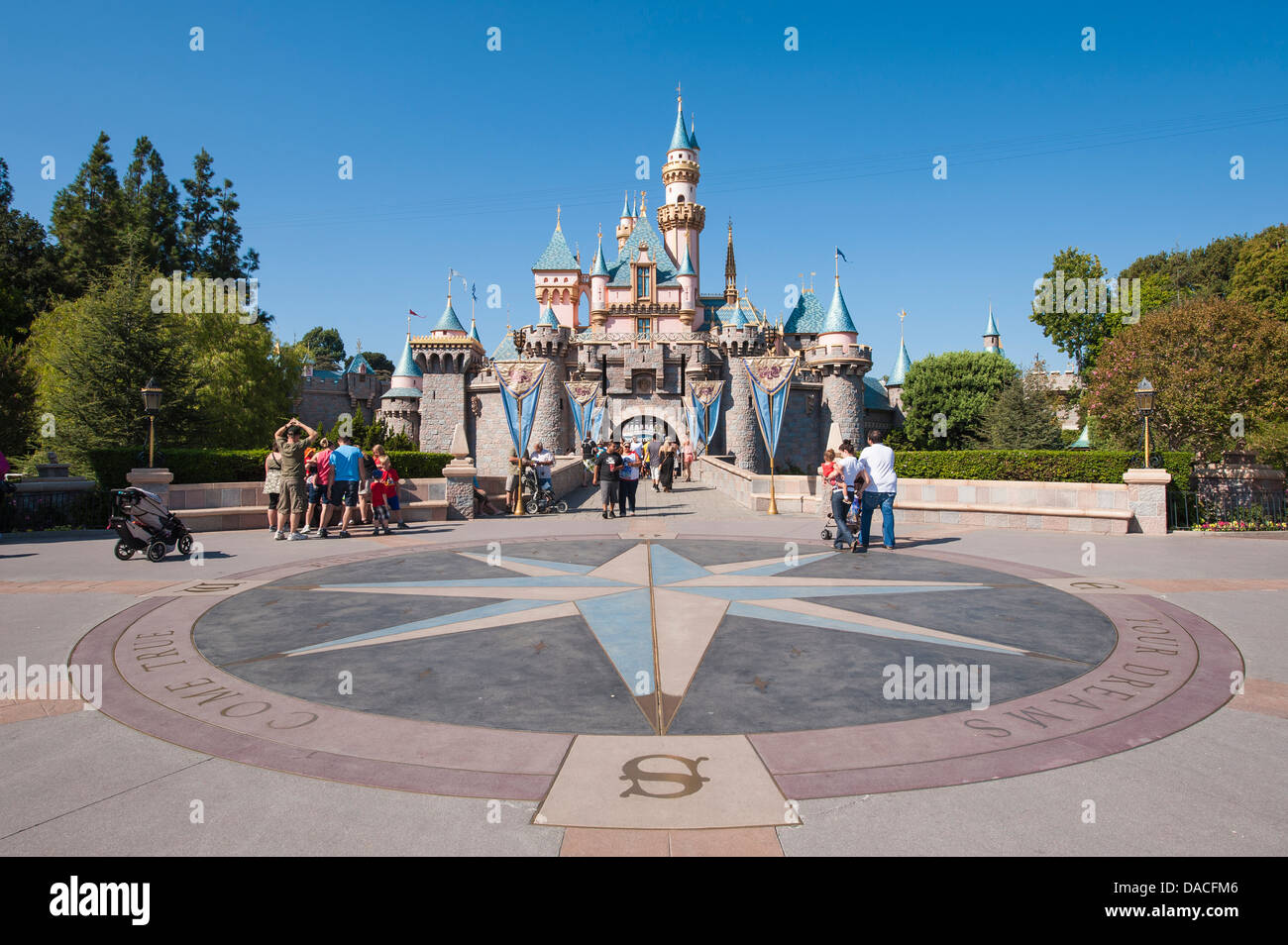 Boussole à Magic Kingdom Château Disneyland, Anaheim, Californie. Banque D'Images