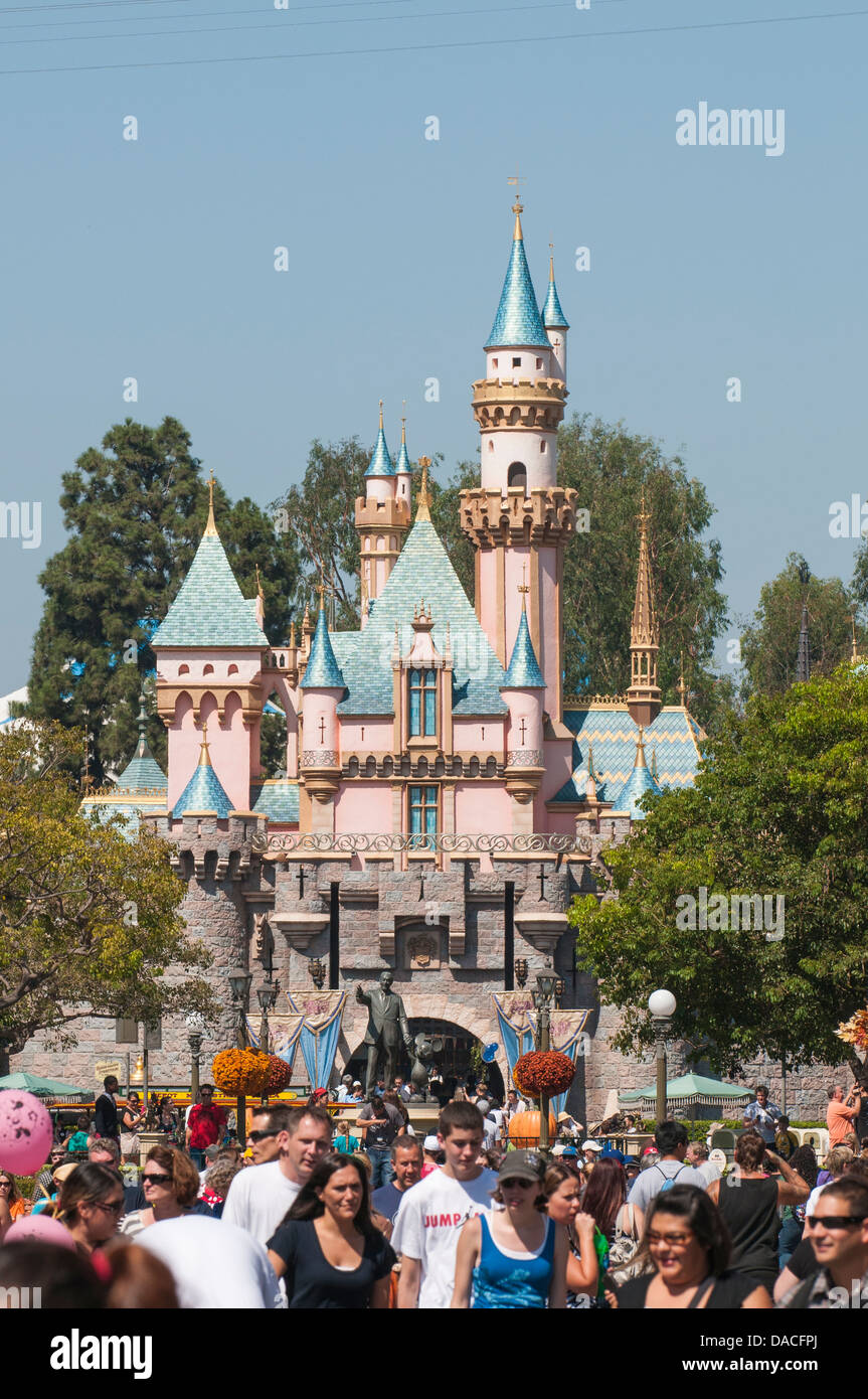 Château et de la rue principale le royaume magique Disneyland, Anaheim, Californie. Banque D'Images