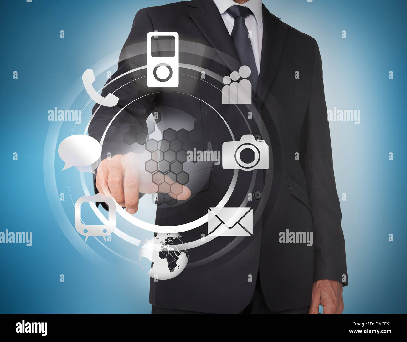 Businessman selecting icons sur un hologramme Banque D'Images