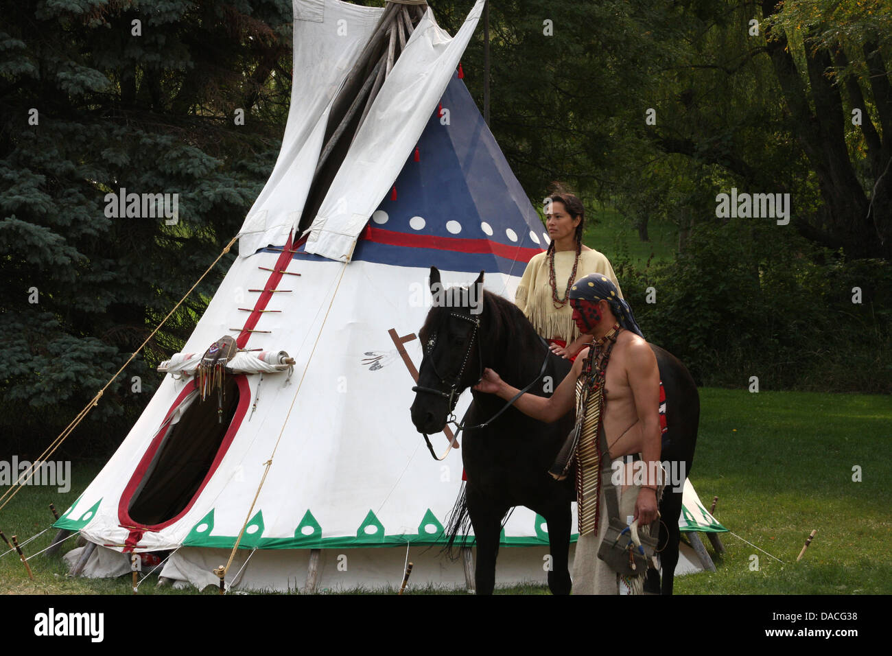 Native American Indian man walking woman à cheval Banque D'Images