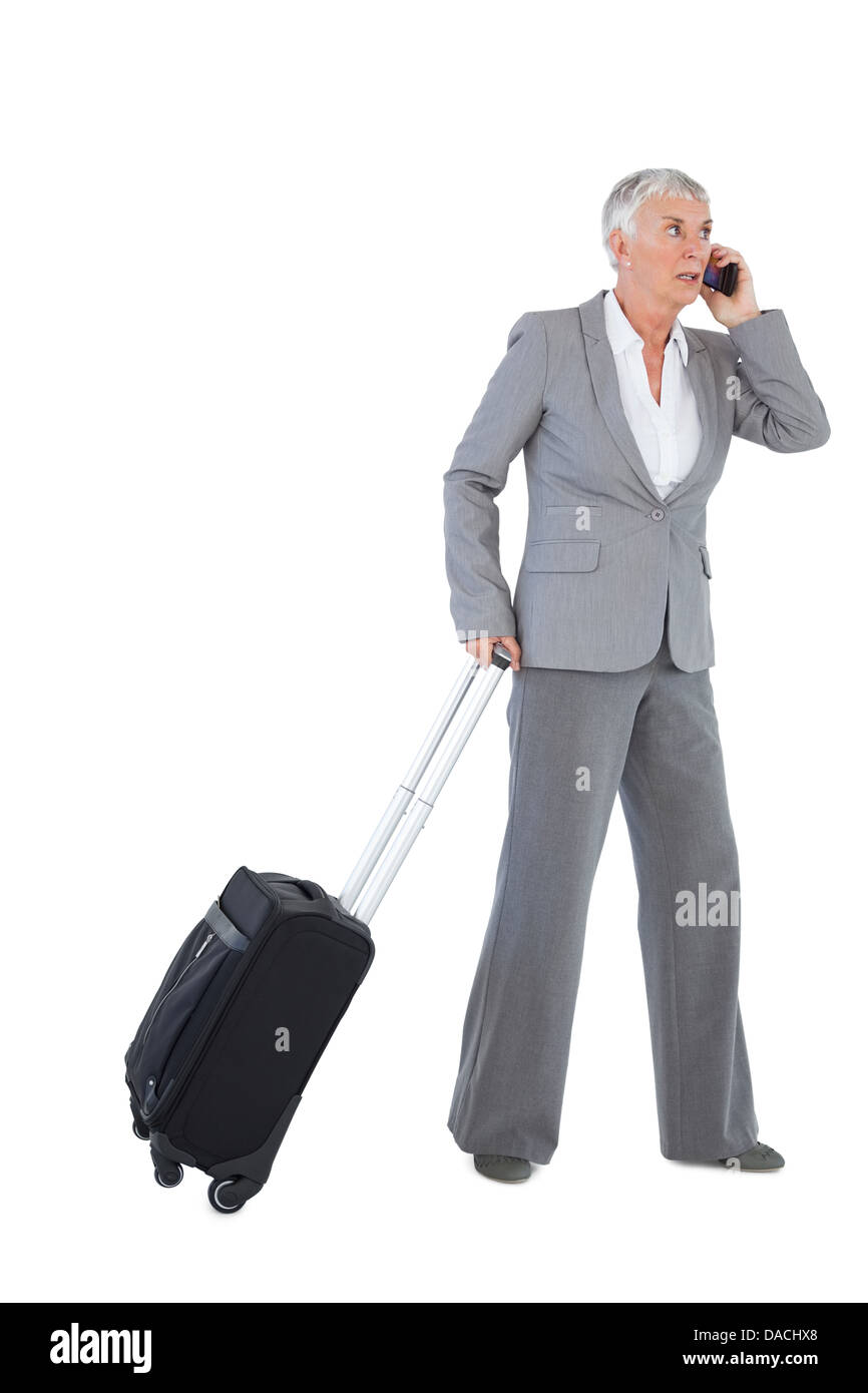 Businesswoman avec ses bagages et appeler quelqu'un Banque D'Images