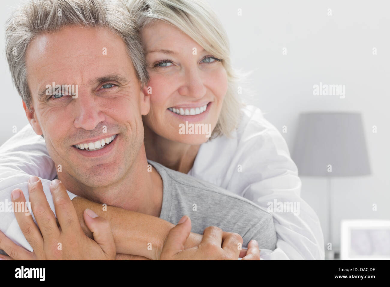 Affectionate couple smiling at camera Banque D'Images