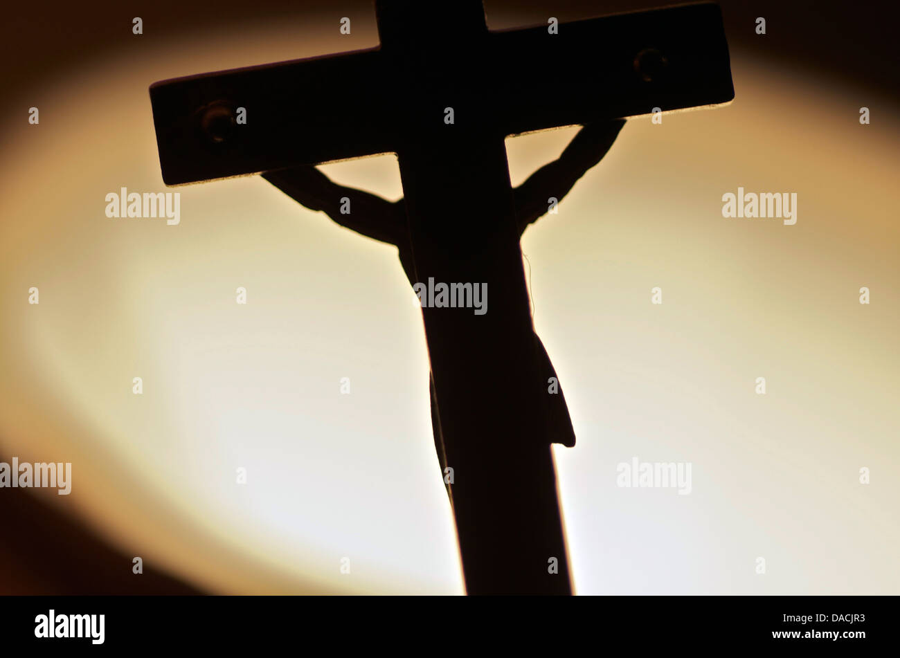 Jésus sur la croix, de l'arrière-allumé. Banque D'Images