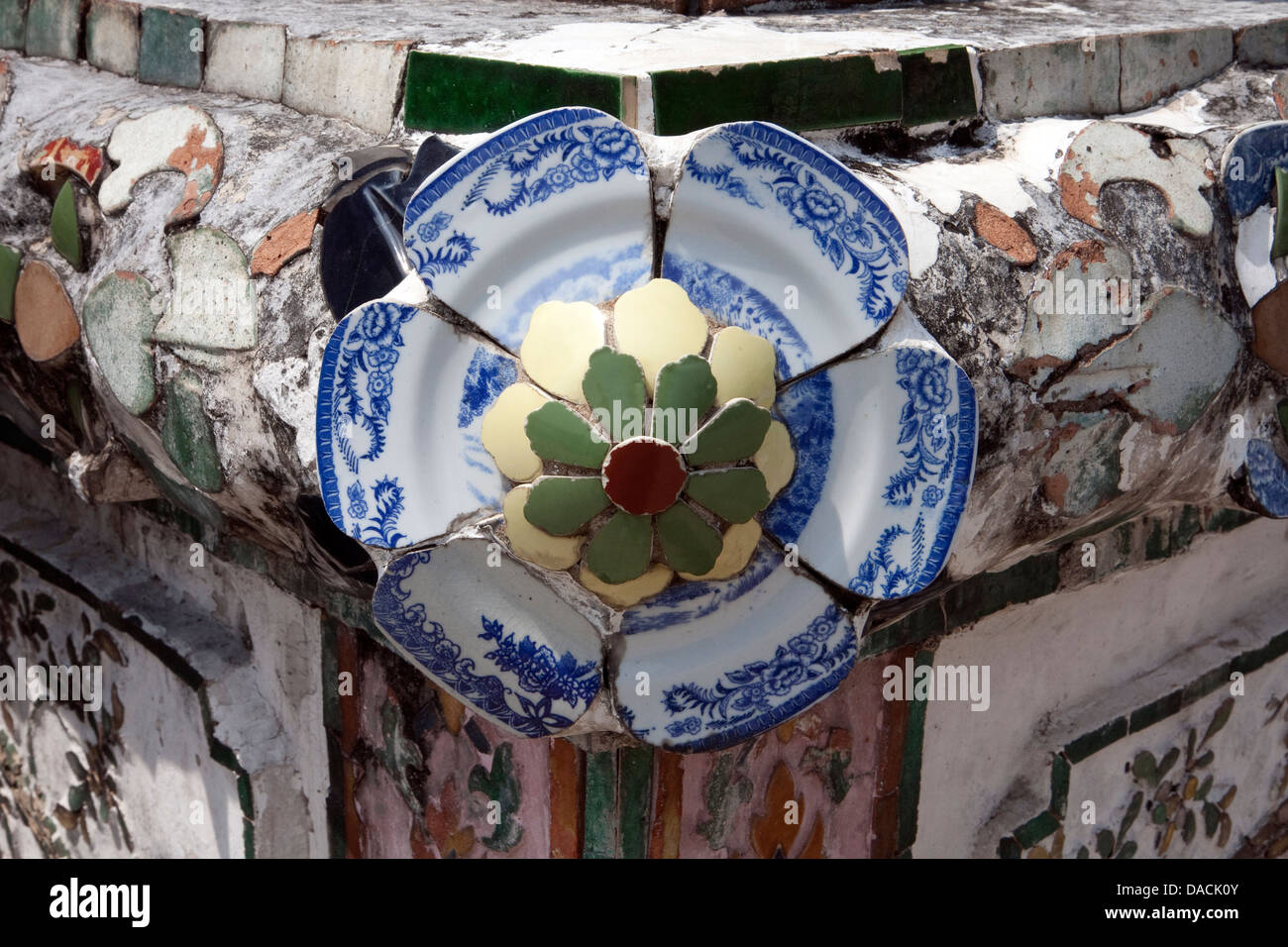 Fait à partir de fleurs de porcelaine brisée, Wat Arun, Bangkok, Thaïlande Banque D'Images
