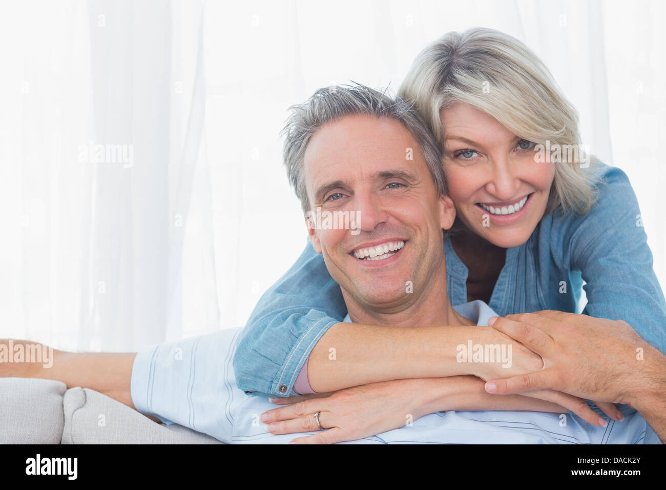 Couple smiling at the camera Banque D'Images
