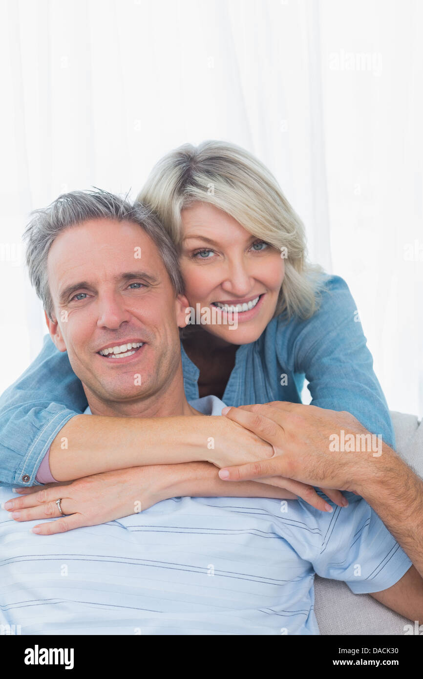 Heureux couple smiling at the camera Banque D'Images
