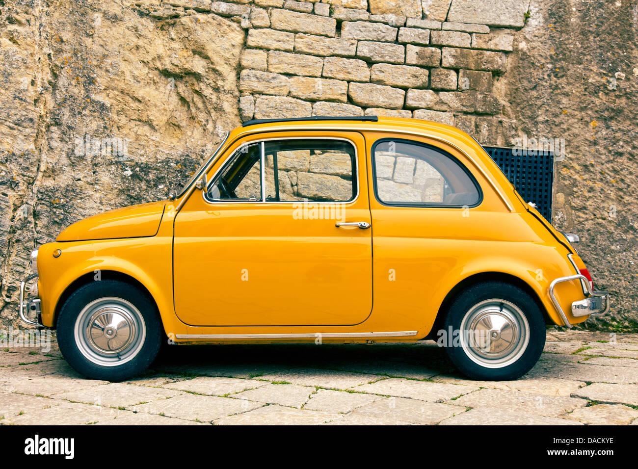 Ancienne fiat 500. Parking gratuit à San Marino Photo Stock - Alamy