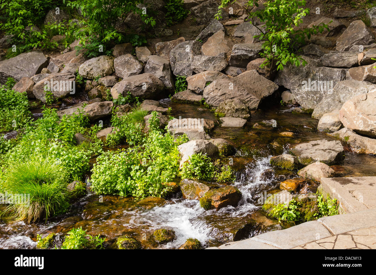 Le mont Shasta en Californie aux États-Unis. Le cours supérieur de la rivière Sacramento. La rivière commence à Mount Shasta et se jette dans l'Océan Pacifique Banque D'Images