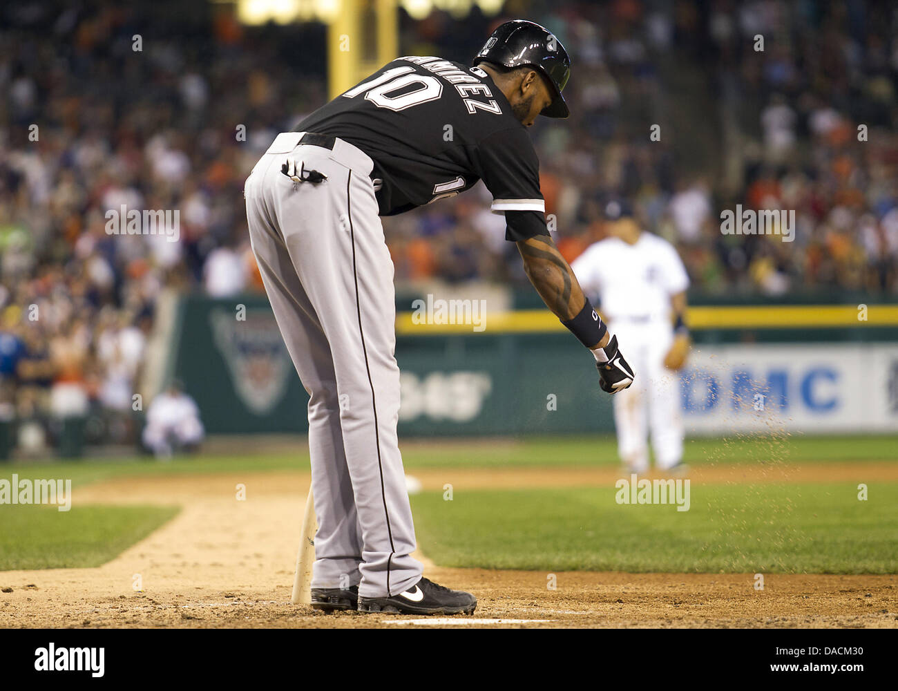 Detroit, Michigan, USA. 10 juillet, 2013. 10 juillet 2013 : Chicago White Sox shortstop Alexei Ramirez (10) au bâton au cours de l'action jeu MLB entre les White Sox de Chicago et les Tigers de Detroit à Comerica Park à Detroit, Michigan. Les Tigres défait les White Sox 8-5. Credit : csm/Alamy Live News Banque D'Images