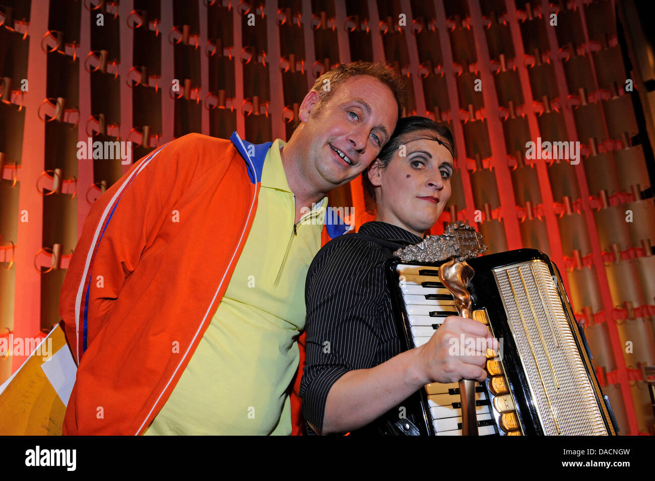 Musicien Carmela De Feo reçoit le prix de la musique une pose avec le comédien Emmanuel Peterfalvi aussi connu comme Alfons, au prix Cabaret bavaroise à Munich, Allemagne, 27 septembre 2011. Depuis 1999, le prix est décerné à des artistes de tous les pays de langue allemande dans quatre catégories différentes. La cérémonie sera diffusée sur la chaîne de télévision La télévision bavaroise le 7 octobre un Banque D'Images