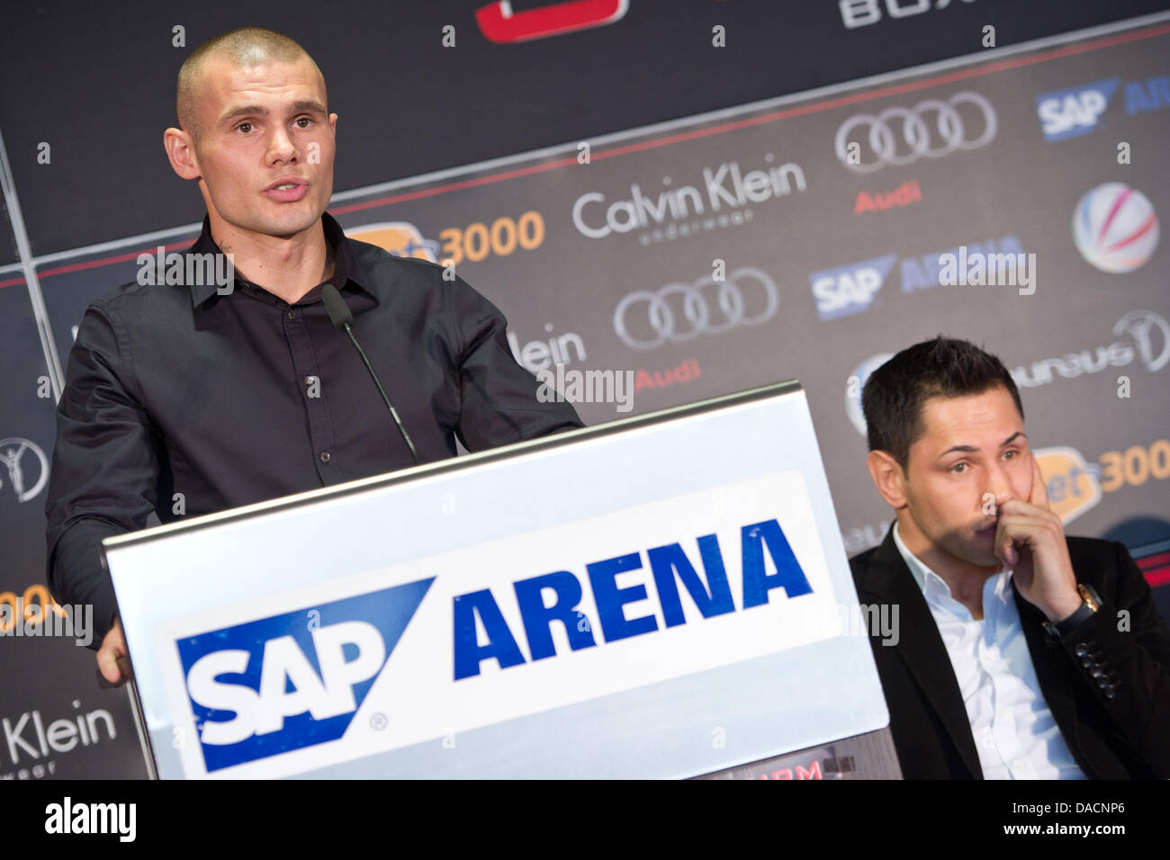 Le boxeur britannique Martin Murray (l) et champion du monde de boxe WBA poids moyens en classe, Felix Sturm, donneront une conférence de presse et parle à son entraîneur Fritz Sdunek chez SAP Arena de Mannheim, Allemagne, 28 septembre 2011. Il se battra contre WBA champion du monde de boxe dans la catégorie poids moyens, Felix Sturm, le 2 décembre 2011. Photo : Tobias KLEINSCHMIDT Banque D'Images