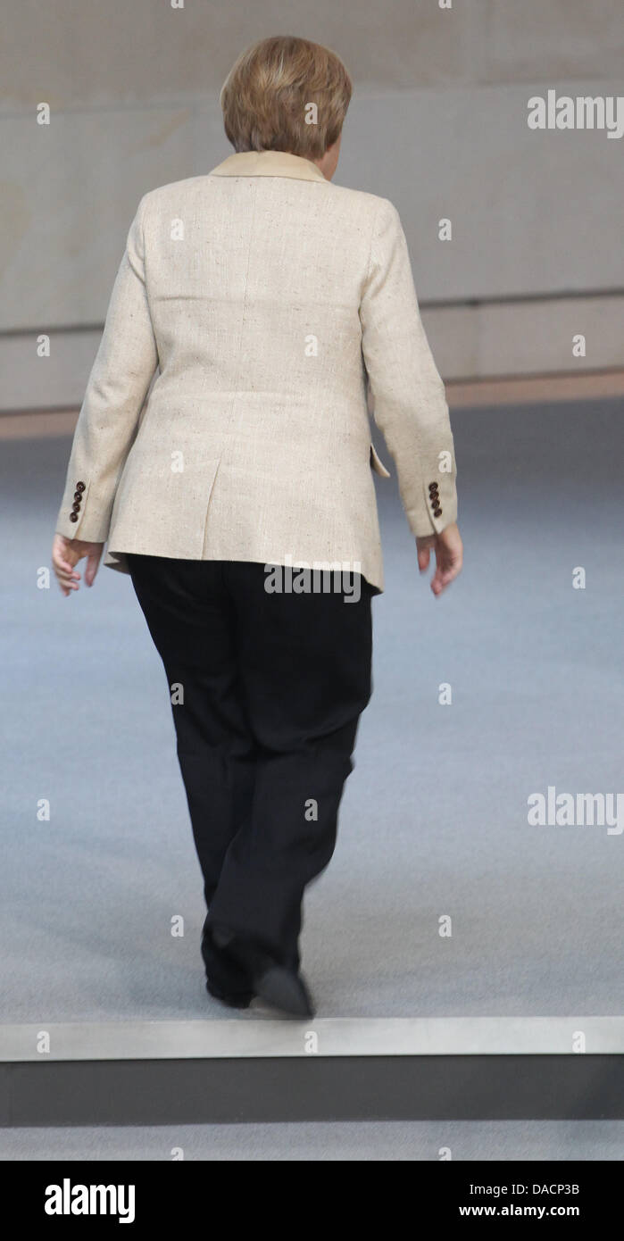 La chancelière allemande, Angela Merkel (CDU) quitte la Chambre au cours d'une pause dans le débat au Bundestag, Berlin, Allemagne, le 29 septembre 2011. Le Bundestag aura un vote par appel nominal sur le plan de sauvetage de l'Euro aujourd'hui. Photo : Michael Kappeler Banque D'Images