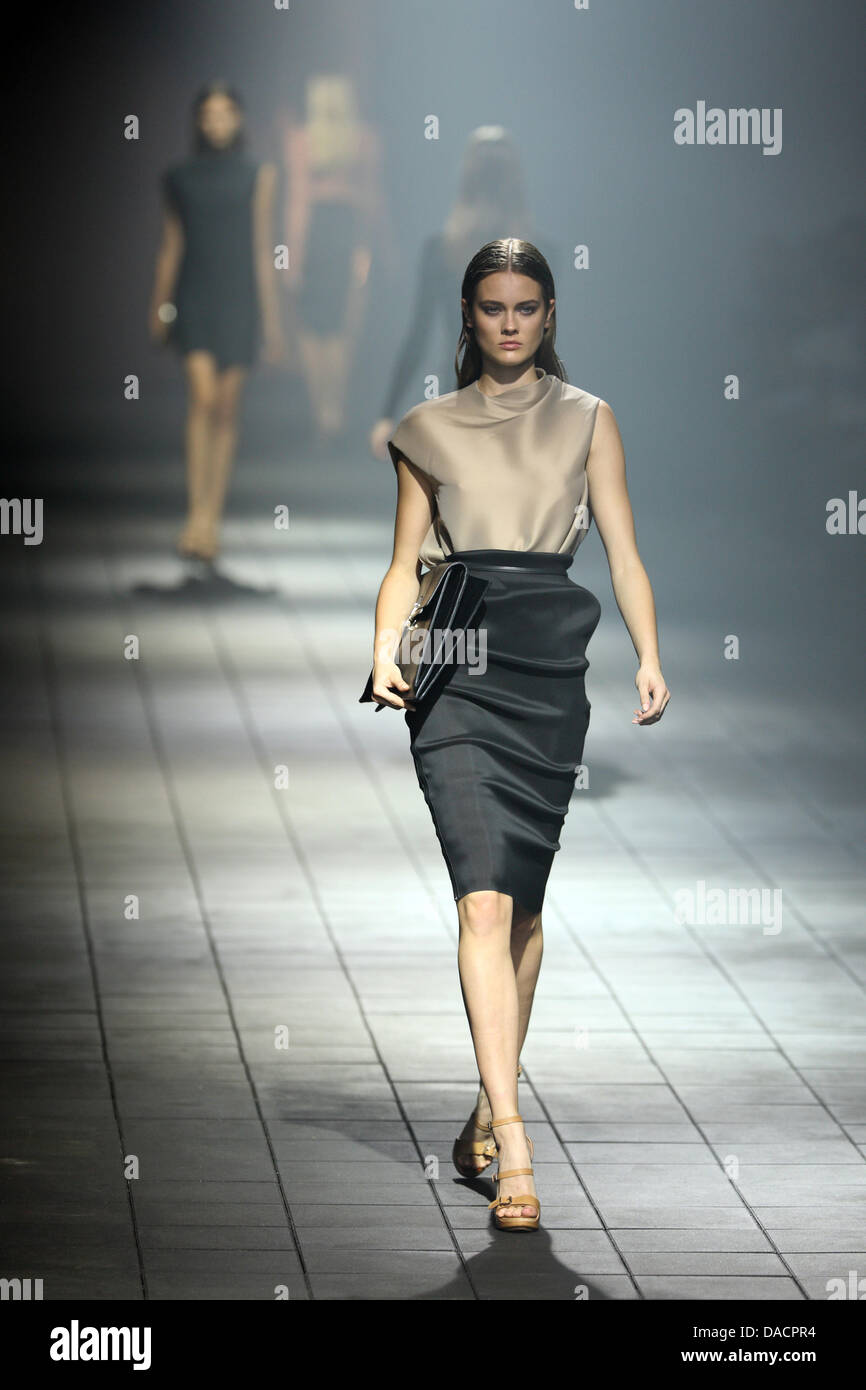 Un modele porte une creation par designer israelien Alber Elbaz pour Lanvin label francais dans le cadre de la femme pret a porter printemps ete 2012 collection presentee lors de la Paris Pret a Porte...