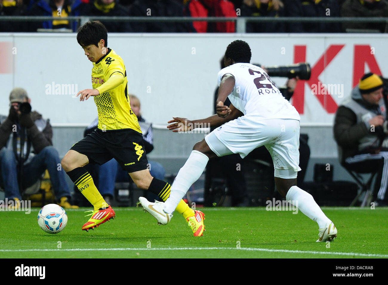 Kaiserslautern's Rodnei (R) et de Dortmund Shinji Kagawa rivalisent pour le ballon pendant le match de football Bundesliga Borussia Dortmund vs 1. FC Kaiserslautern au Signal Iduna Park de Dortmund, Allemagne, 11 décembre 2011. Photo : Revierfoto Banque D'Images