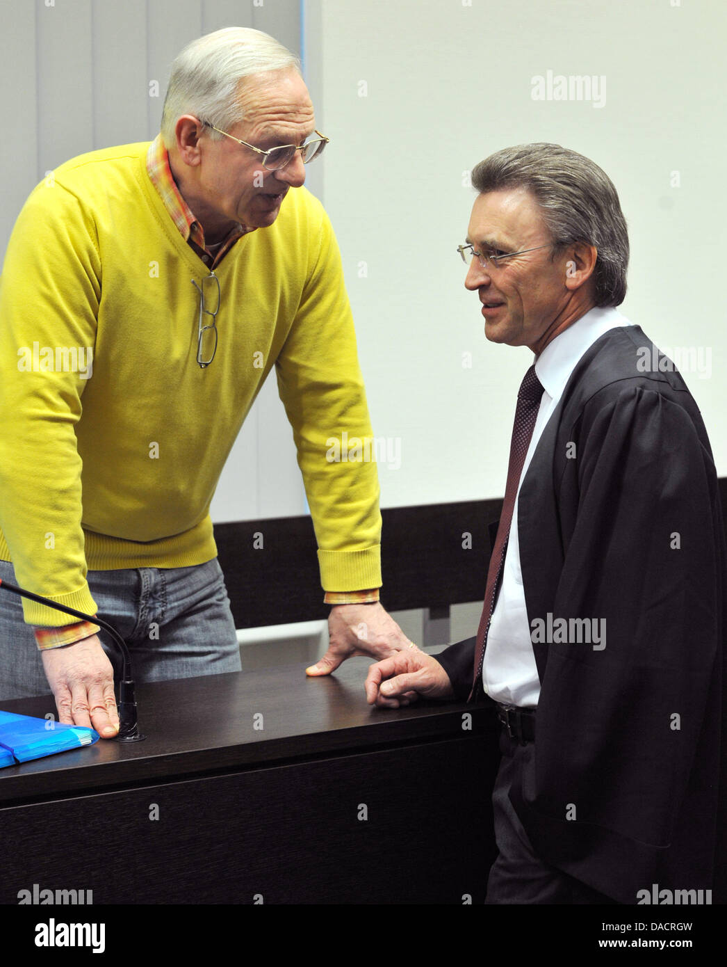 Criminel lourd Thomas Wolf (L) parle à son avocat Joachim Bremer avant la proclamation de la sentence à la Cour régionale de Wiesbaden, Allemagne, le 13 décembre 2011. Les 58 ans, est accusé d'enlèvement d'une épouse du banquier pour l'objet de chantage en 2009. Pendant des années, Wolf a vécu dans la clandestinité et a été désigné comme le plus criminel recherché. Maintenant, un jugement est attendu. Ph Banque D'Images