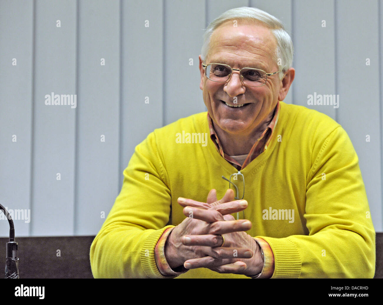 Criminel lourd Thomas Wolf sourit dans les docks d'une chambre haute sécurité avant la proclamation de la sentence à la Cour régionale de Wiesbaden, Allemagne, le 13 décembre 2011. Les 58 ans, est accusé d'enlèvement d'une épouse du banquier pour l'objet de chantage en 2009. Pendant des années, Wolf a vécu dans la clandestinité et a été désigné comme le plus criminel recherché. Maintenant, un jugement est expecte Banque D'Images