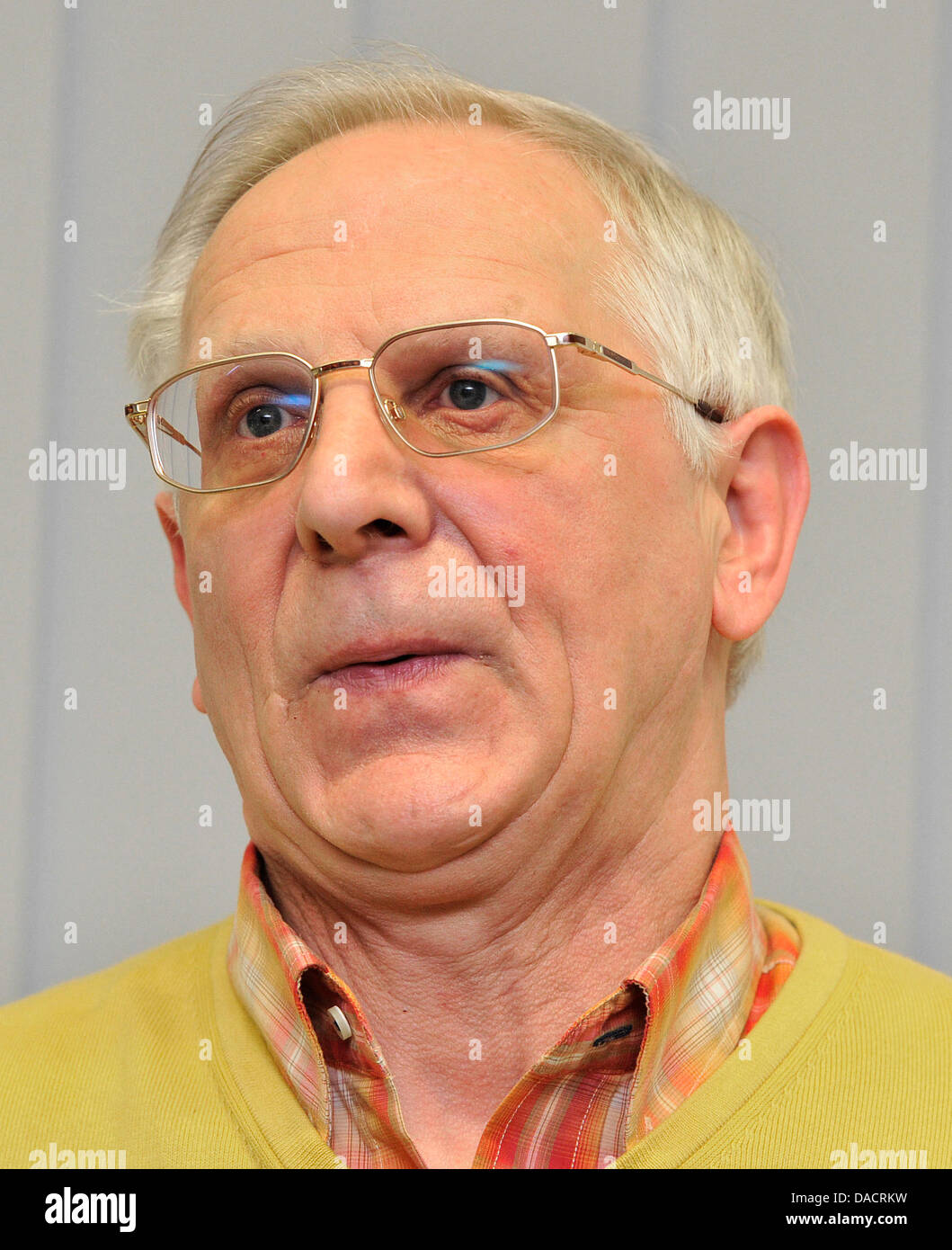 Criminel lourd Thomas Wolf se tient derrière les quais dans une chambre haute sécurité avant la proclamation de la sentence à la Cour régionale de Wiesbaden, Allemagne, le 13 décembre 2011. Les 58 ans, est accusé d'enlèvement d'une épouse du banquier pour l'objet de chantage en 2009. Pendant des années, Wolf a vécu dans la clandestinité et a été désigné comme le plus criminel recherché. Wolf a été condamné à Banque D'Images