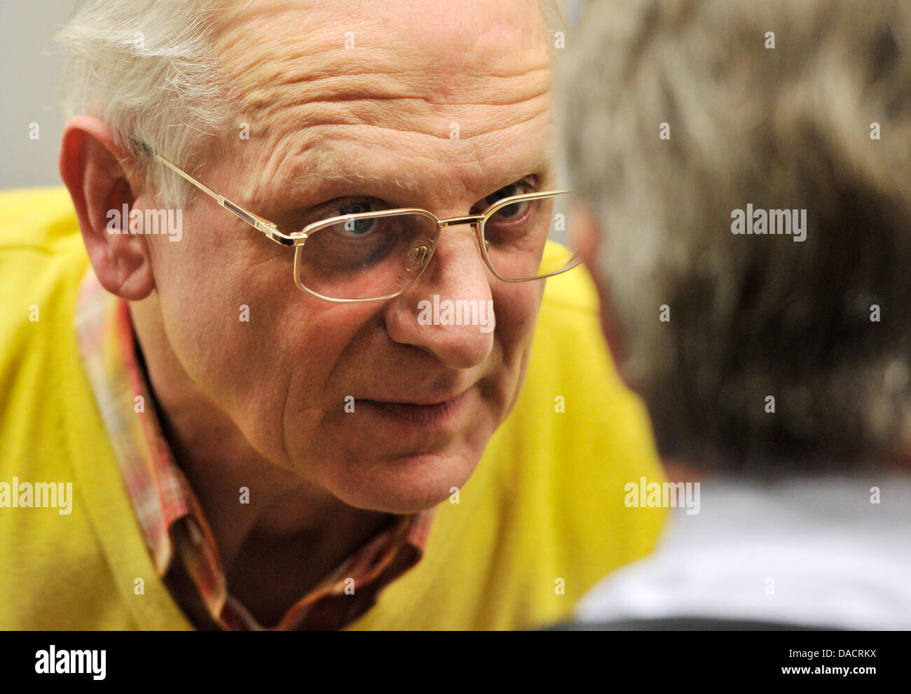 Criminel lourd Thomas Wolf se tient derrière les quais dans une chambre haute sécurité avant la proclamation de la sentence à la Cour régionale de Wiesbaden, Allemagne, le 13 décembre 2011. Les 58 ans, est accusé d'enlèvement d'une épouse du banquier pour l'objet de chantage en 2009. Pendant des années, Wolf a vécu dans la clandestinité et a été désigné comme le plus criminel recherché. Wolf a été condamné à Banque D'Images