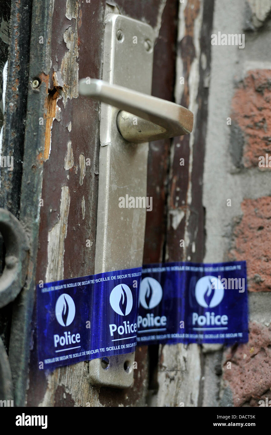 La porte d'une maison est scellée par la police après qu'ils ont découvert  le corps d'une femme dans le garage d'un tireur à Liège, Belgique, 14  décembre 2011. Le tireur a tué