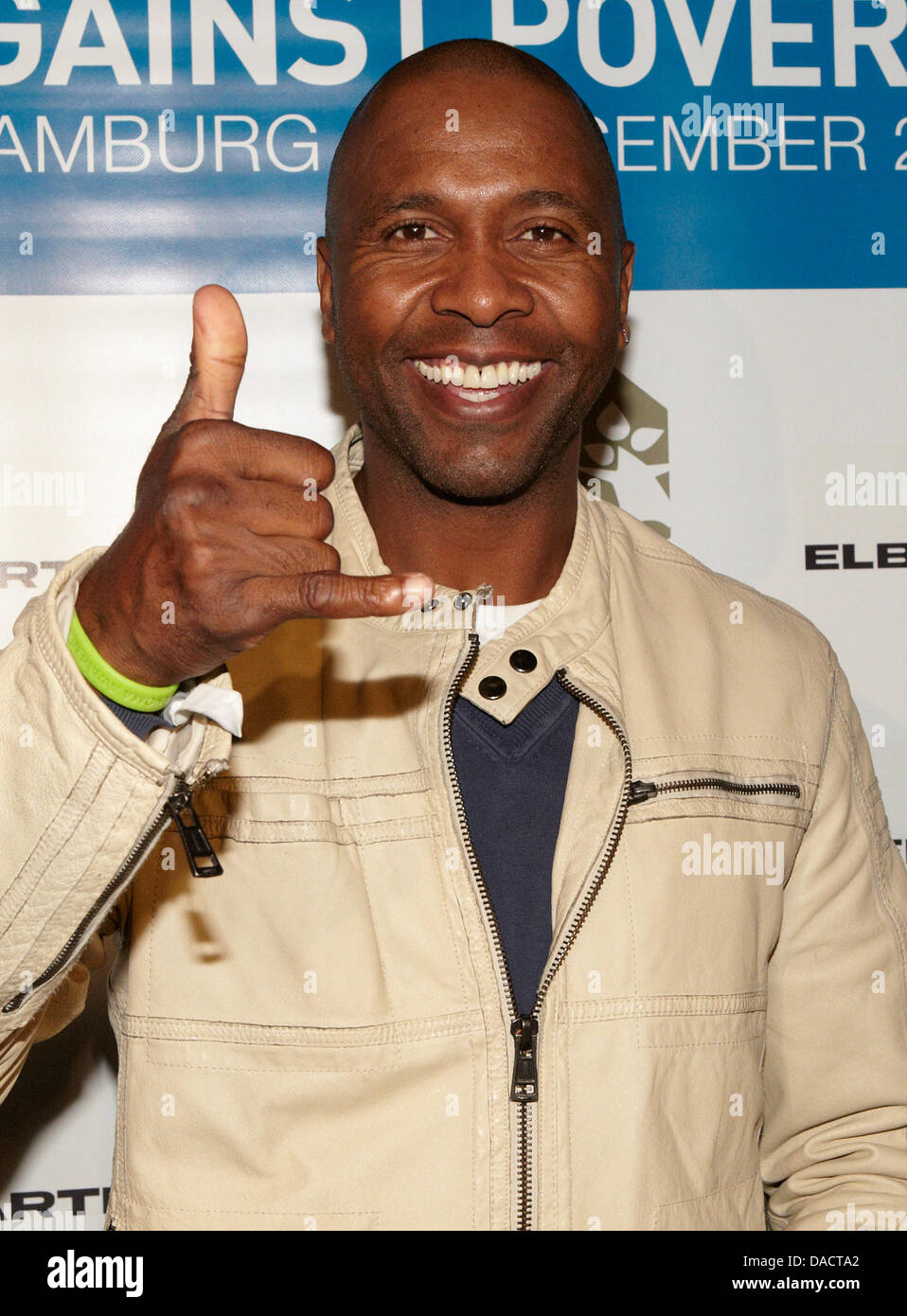 Lucas Radebe arrive pour l'après match dîner au restaurant Espenlaub après le 'Match contre la pauvreté' match à Hambourg, Allemagne, le 13 décembre 2011. Une sélection de joueurs de football du monde y compris Ronaldo et Zinédine Zidane a joué Hambourg SV avec quelques autres all-stars pour collecter des dons pour le Programme des Nations Unies pour le développement (PNUD) pour l'action humanitaire de l'aide à la Corne de Banque D'Images