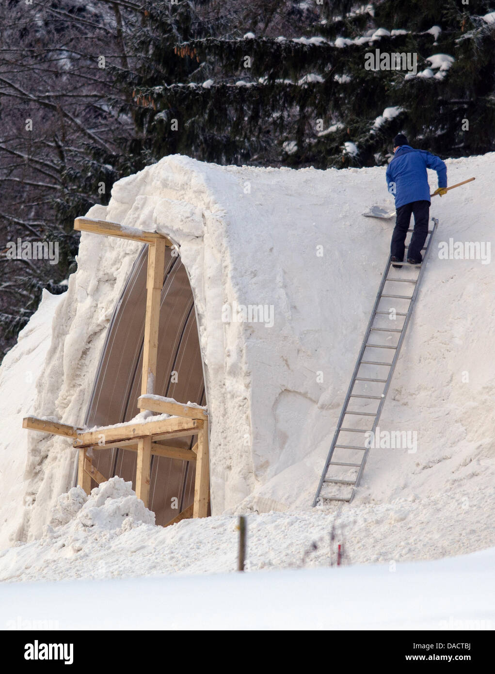 Une église est construite de neige en Mitterfirmiansreut, Bavière, Allemagne, le 13 décembre 2011. Autour de 1100 tonnes de neige sera utilisé jusqu'à l'église est achevée à la fin de décembre. L'église mesure 26 mètres de longueur et 11 mètres de large et pourra accueillir 190 personnes. Photo : ARMIN WEIGEL Banque D'Images