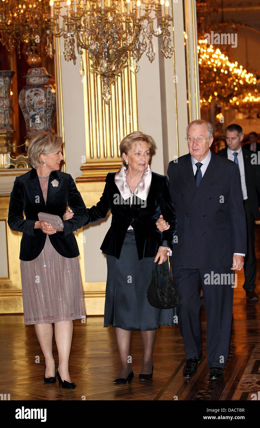 La Princesse Astrid (L-R), la Reine Paola et le Roi Albert II de Belgique, assister à l'occasion du concert de Noël au Palais Royal de Bruxelles, Belgique, 14 décembre 2011. Le Philharmonia Orchestra effectué dans la soirée. Photo : Patrick van Katwijk Pays-bas / OUT Banque D'Images