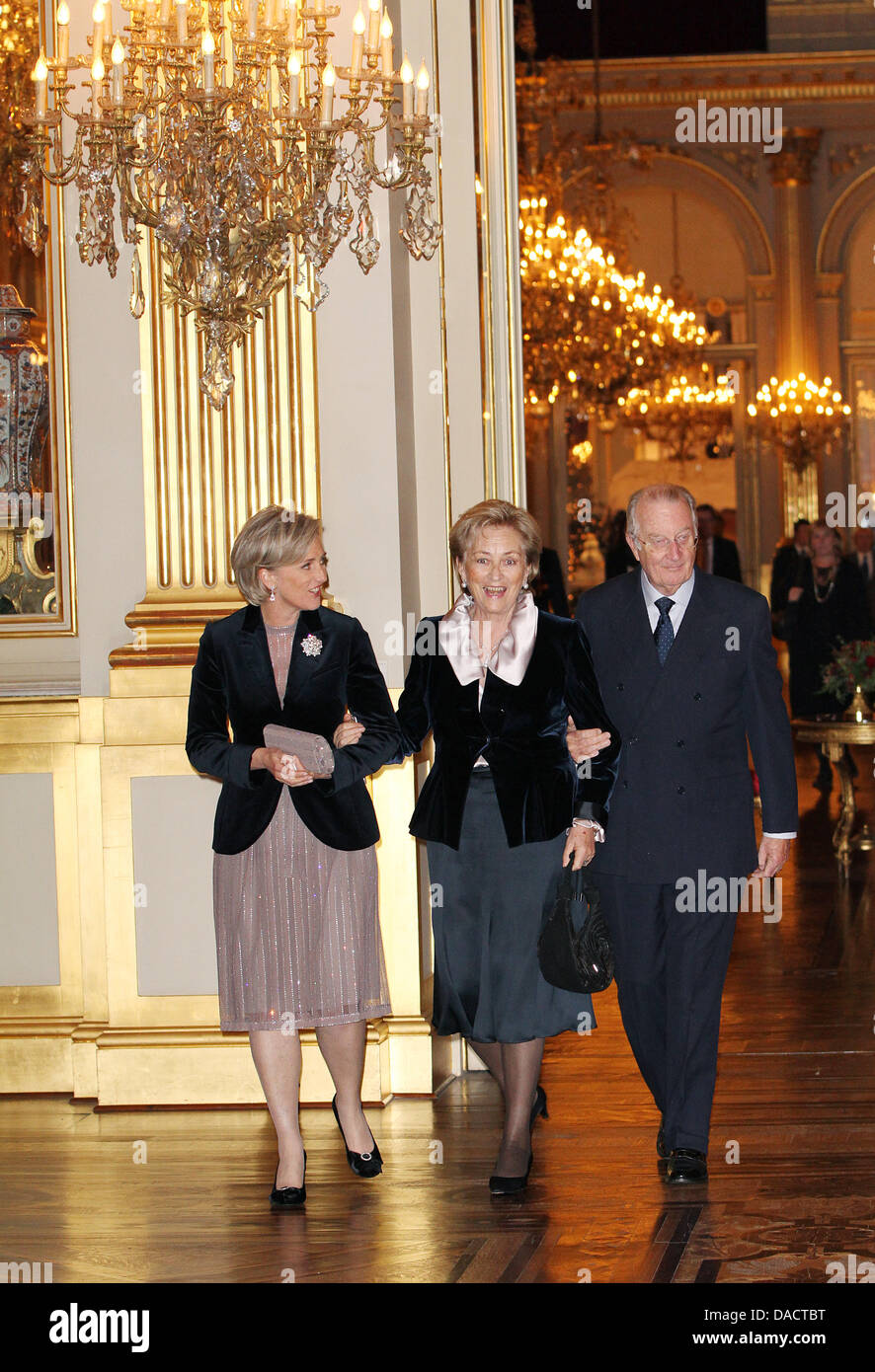 La Princesse Astrid (L-R), la Reine Paola et le Roi Albert II de Belgique, assister à l'occasion du concert de Noël au Palais Royal de Bruxelles, Belgique, 14 décembre 2011. Le Philharmonia Orchestra effectué dans la soirée. Photo : Patrick van Katwijk Pays-bas / OUT Banque D'Images
