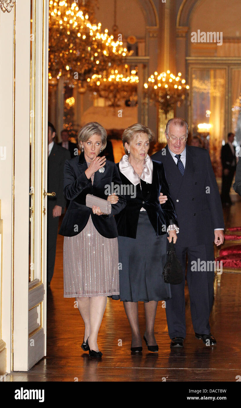 La Princesse Astrid (L-R), la Reine Paola et le Roi Albert II de Belgique, assister à l'occasion du concert de Noël au Palais Royal de Bruxelles, Belgique, 14 décembre 2011. Le Philharmonia Orchestra effectué dans la soirée. Photo : Patrick van Katwijk Pays-bas / OUT Banque D'Images