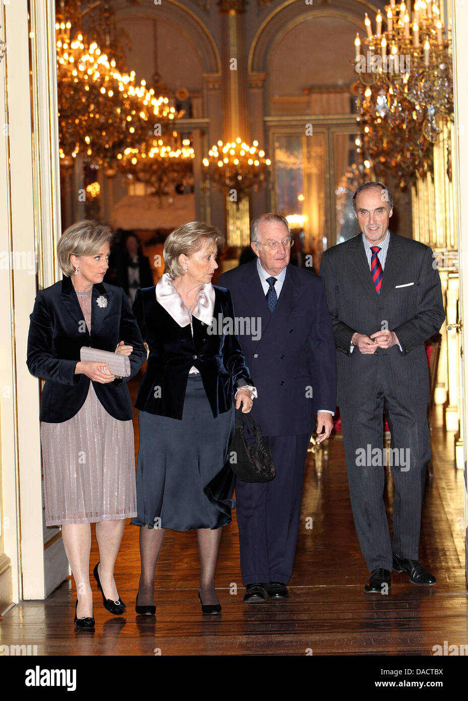 La Princesse Astrid (L-R), la Reine Paola, le Roi Albert II de Belgique et le Prince Lorenz d'Autriche-d'Este assister au concert de Noël au Palais Royal de Bruxelles, Belgique, 14 décembre 2011. Le Philharmonia Orchestra effectué dans la soirée. Photo : Patrick van Katwijk Pays-bas / OUT Banque D'Images