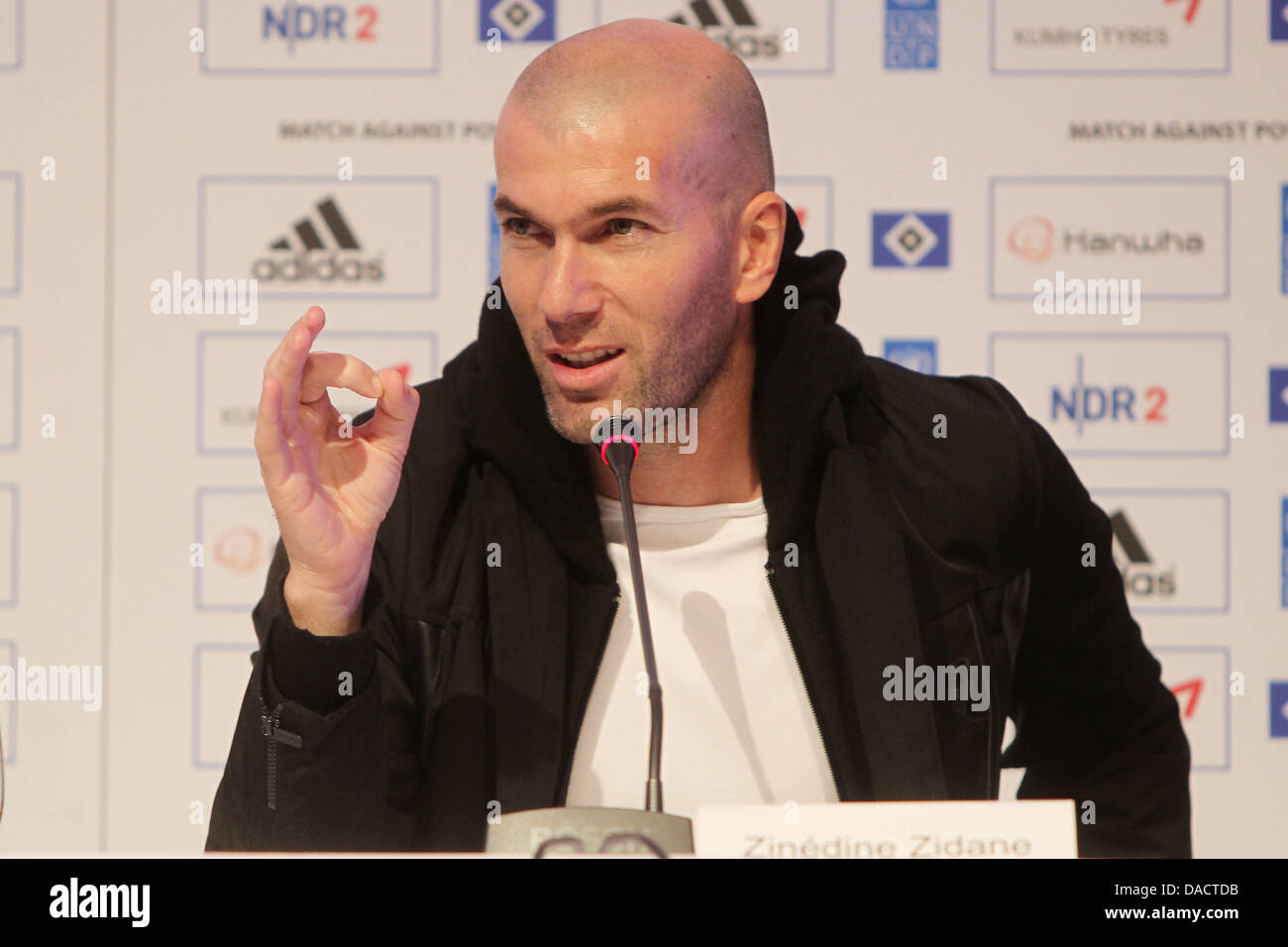 Ancien joueur de soccer national Français Zinedine Zidane parle lors d'une conférence de presse à Hambourg, Allemagne, le 13 décembre 2011. Un groupe d'anciens professionnels du football international face à une équipe de la Bundesliga club Hambourg SV pour le bénéfice match 'Match contre la pauvreté' à l'Imtech Arena de Hambourg. Photo : Malte Chrétiens Banque D'Images