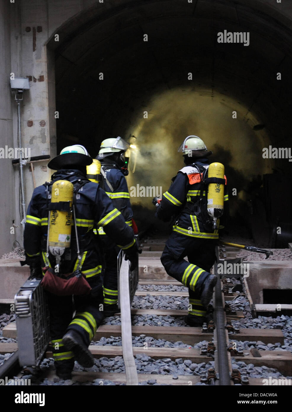 Pompiers à pied dans le U-bahn U4 du tunnel à Hambourg, Allemagne, le 16 décembre 2011. Le Service d'incendie de Hambourg et Hamburger Hochbahn AG opérations dans le u4 du site de construction. Photo : Angelika Warmuth Banque D'Images