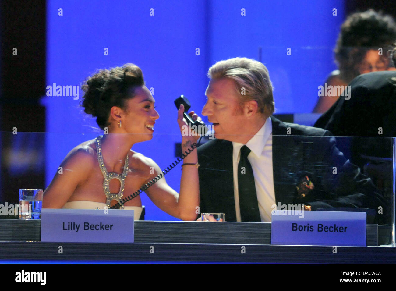 Lilly und Boris Becker au cours de "Ein Herz für Kinder" (Un coeur pour les enfants) TV téléthon Charité à Berlin, le 17 décembre 2011. Photo : Ein Herz für Kinder 2011 / Peter Mueller - Bitte beachten Sie, dass die Fotos ausschließlich im Kontext der Berichterstattung über die Spendengala "Ein Herz für Kinder" kostenfrei veröffentlicht werden dürfen.  + + +(c) afp - Bildfunk + + + Banque D'Images