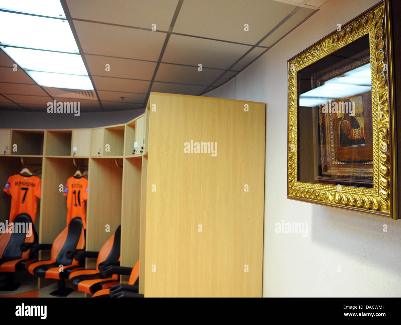 Vue sur le vestiaire de l'équipe de Donezk à Schachtar le Donbas Arena de Donezk, Ukraine, le 12 décembre 2011. Une icône est suspendu sur le mur. Donbas Arenas est le stade de l'équipe de soccer accueil Schachtar Donezk et sera l'un des lieux de l'Europe de football 2012. Photo : Jens Kalane Banque D'Images