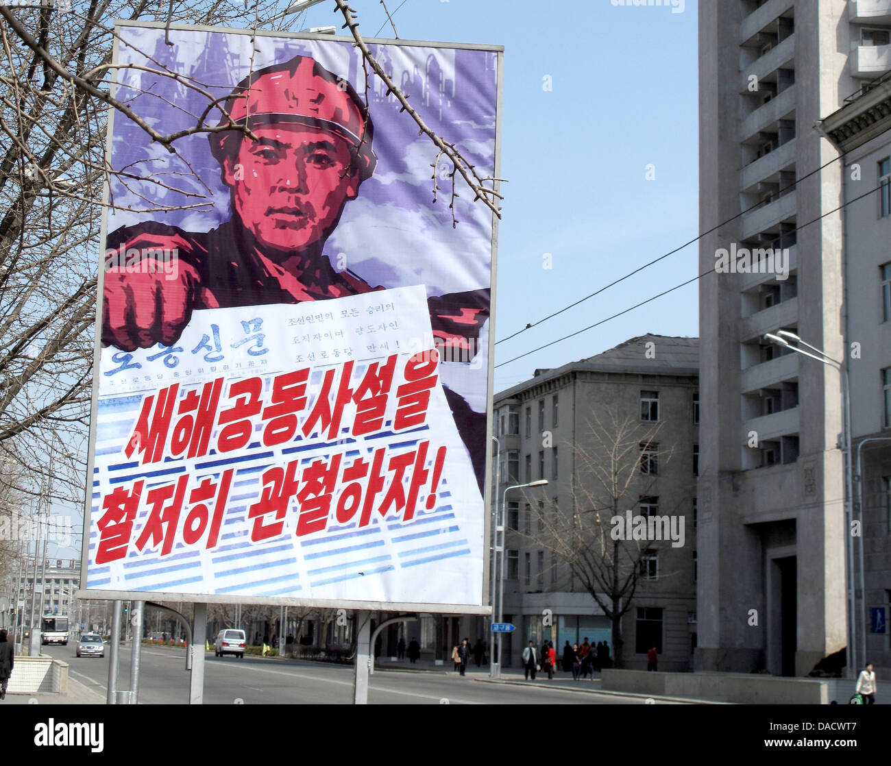 Fichier - une archive photo datée du 02 avril 2011 montre une affichette de propagande de Pyongyang, République populaire démocratique de Corée. Après la mort de le dirigeant nord-coréen Kim Jong-il, Pyongyang a décrit son fils Kim Jong-un comme le "grand successeur" et a encouragé les Coréens du Nord à s'unir derrière lui, la Corée du Nord d'Etat, l'agence de presse KCNA, a rapporté le 19 décembre 2011. Photo : Ulrike John Banque D'Images