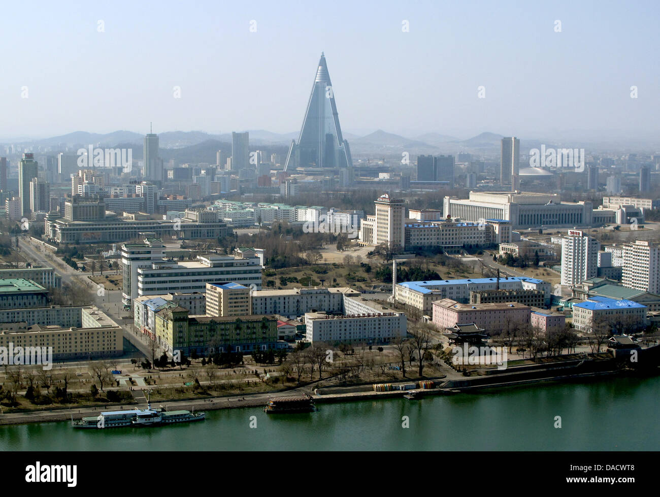 Fichier - une archive photo datée du 02 avril 2011 montre la tour de l'Ryugyong-Hotel et le fleuve Taedong à Pyongyang, République populaire démocratique de Corée. Après la mort de le dirigeant nord-coréen Kim Jong-il, Pyongyang a décrit son fils Kim Jong-un comme le "grand successeur" et a encouragé les Coréens du Nord à s'unir derrière lui, la Corée du Nord d'Etat, l'agence de presse KCNA, a rapporté le 19 décembre 2011. Photo : Ul Banque D'Images
