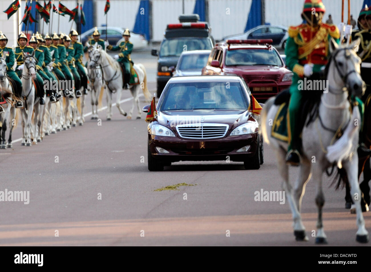 Une escorte équestres promenades en face de la voiture de Président allemand Wulff et son épouse Bettina à Muscat, Oman, 08 décembre 2011. Le Président allemand et son épouse sont sur une visite de six jours dans la région du Golfe. Photo : Berthold Stadler Banque D'Images