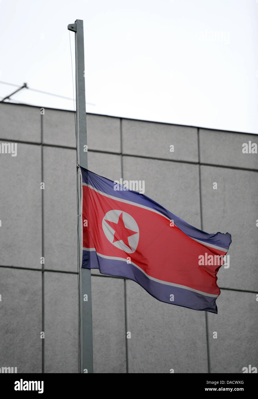Pour pleurer la mort du dictateur nord-coréen Kim Jong Il, le drapeau de la Corée du Nord en berne à l'Ambassade de Corée du nord de Berlin, Allemagne, le 19 décembre 2011. Photo : RAINER JENSEN Banque D'Images