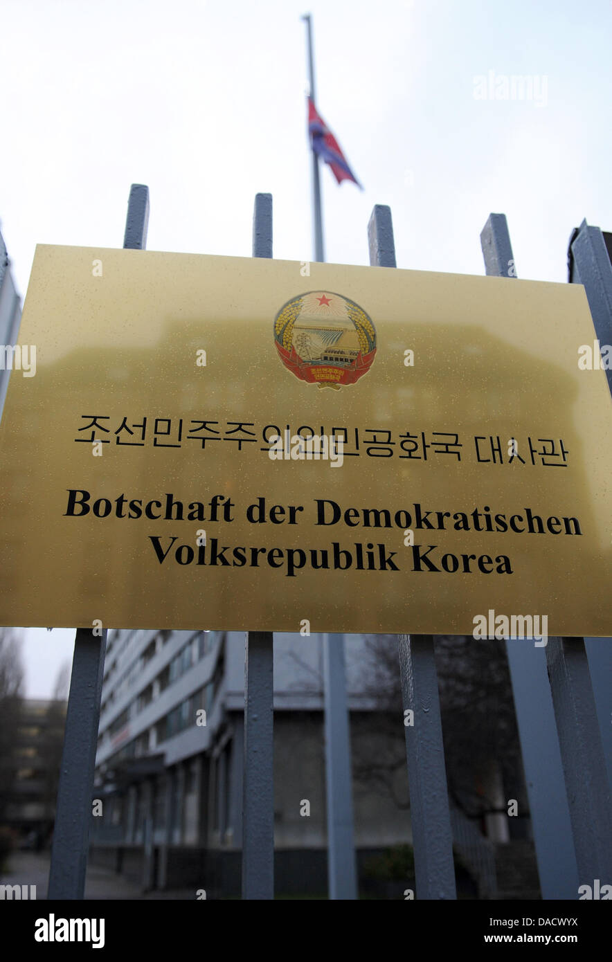 Pour pleurer la mort du dictateur nord-coréen Kim Jong Il, le drapeau de la Corée du Nord en berne à l'Ambassade de Corée du nord de Berlin, Allemagne, le 19 décembre 2011. Photo : RAINER JENSEN Banque D'Images