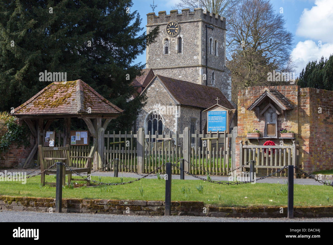L'église Saint Jean Baptiste, une église du xiie siècle, à peu de Marlow, Buckinghamshire, Angleterre, Royaume-Uni, Europe Banque D'Images L'église Saint Jean Baptiste, une église du xiie siècle, à peu de Marlow, Buckinghamshire, Angleterre, Royaume-Uni, Europe Banque D'Images
