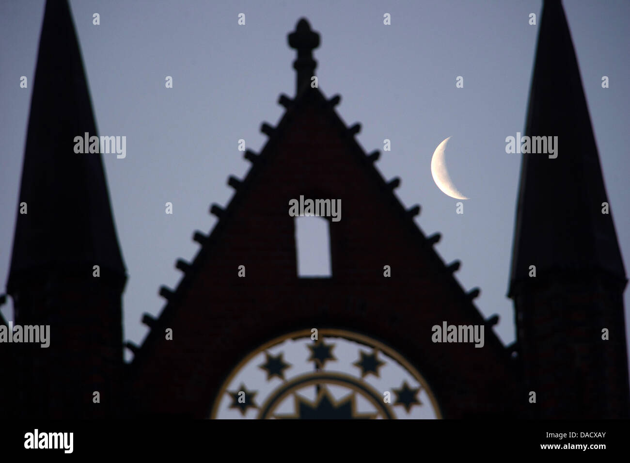 La lune brille sur la façade de l'hôtel de ville de Stralsund, Allemagne, le 20 décembre 2011. Le bâtiment représentant iss célèbre pour sa façade et est considéré comme l'un des plus importants bâtiments laïques hanséatique dans la région baltique. Les météorologues prédisent l'évolution des conditions météorologiques pour les jours à venir. Photo : Stefan Sauer Banque D'Images
