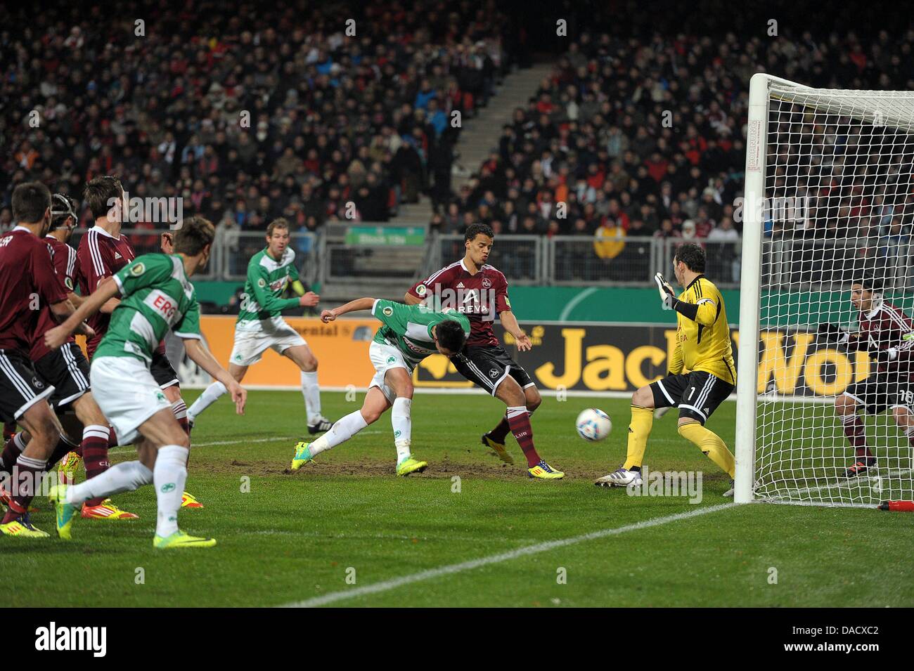 Le gardien Raphael Schaefer (R) et son coéquipier Timothy Chandler ne peut empêcher l'objectif de 0-1 par Fuerth's Edgar Prib au cours de la Fédération allemande de football (DFB) Football Coupe du match de huitièmes de finale, à l'avant du Stade easyCredit à Nuremberg, Allemagne, le 20 décembre 2011. Photo : DAVID EBENER (ATTENTION : La DFB interdit l'utilisation et la publication de seque Banque D'Images