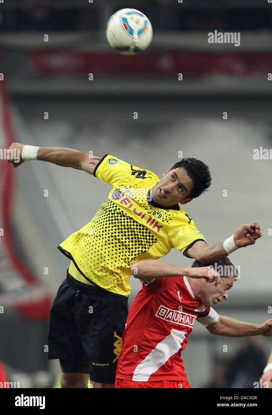 La Düsseldorf Andreas Lambertz (R) se bat pour la balle avec Dortmund's Lucas Barrios au cours de la Fédération allemande de football (DFB) Football Coupe du match de huitièmes de finale avant entre Fortuna Düsseldorf et Borussia Dortmund à l'Esprit Arena à Essen, Allemagne, le 20 décembre 2011. Photo : Rolf Vennenbernd Banque D'Images