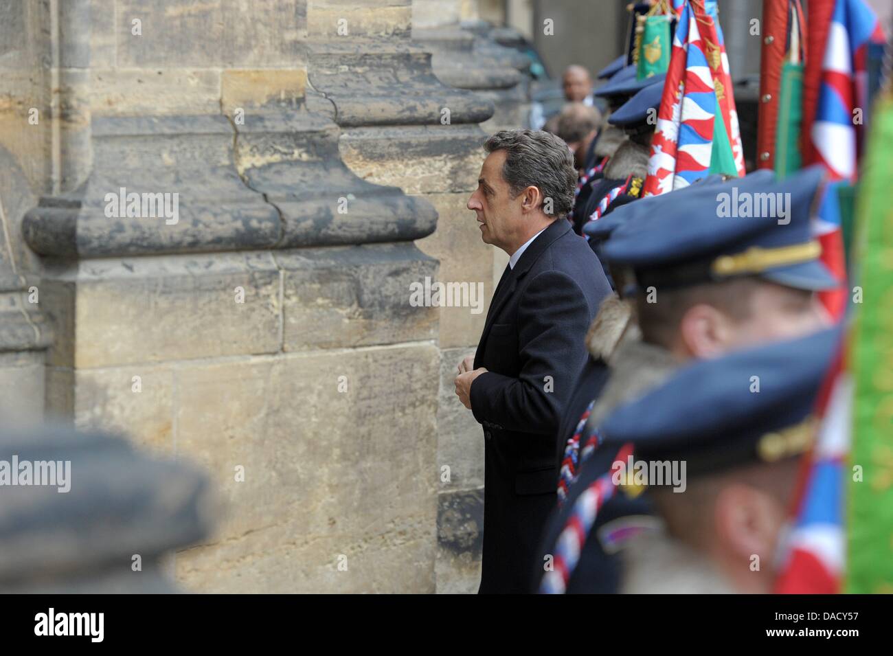 Le président français Nicolas Sarkozy arrive pour le service funèbre pour l'ancien président tchèque Vaclav Havel à la cathédrale Saint-Guy de Prague, en République tchèque, le 23 décembre 2011. Havel est décédée le 18 décembre 2011 âgé de 75 ans. Photo : DAVID EBENER Banque D'Images