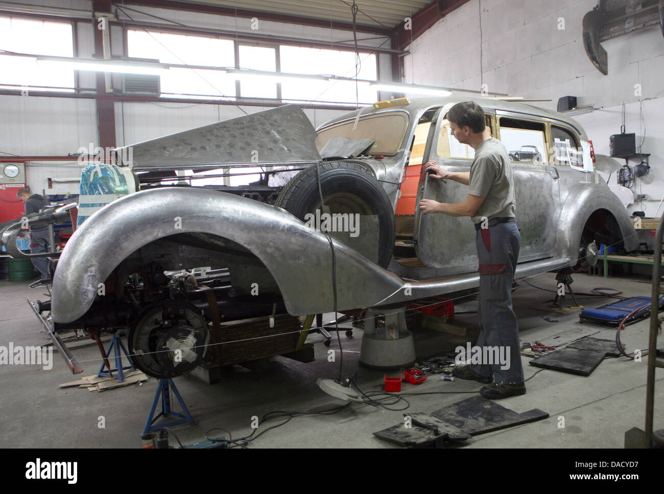 Mécanicien automobile Peter Spillner travaille sur la caisse d'une Mercedes-Benz 770 de 1941 dans son atelier de Glienick, Allemagne, 23 novembre 2011. La société est spécialisée dans la restauration de véhicules historcial. Photo : Nestor Bachmann Banque D'Images