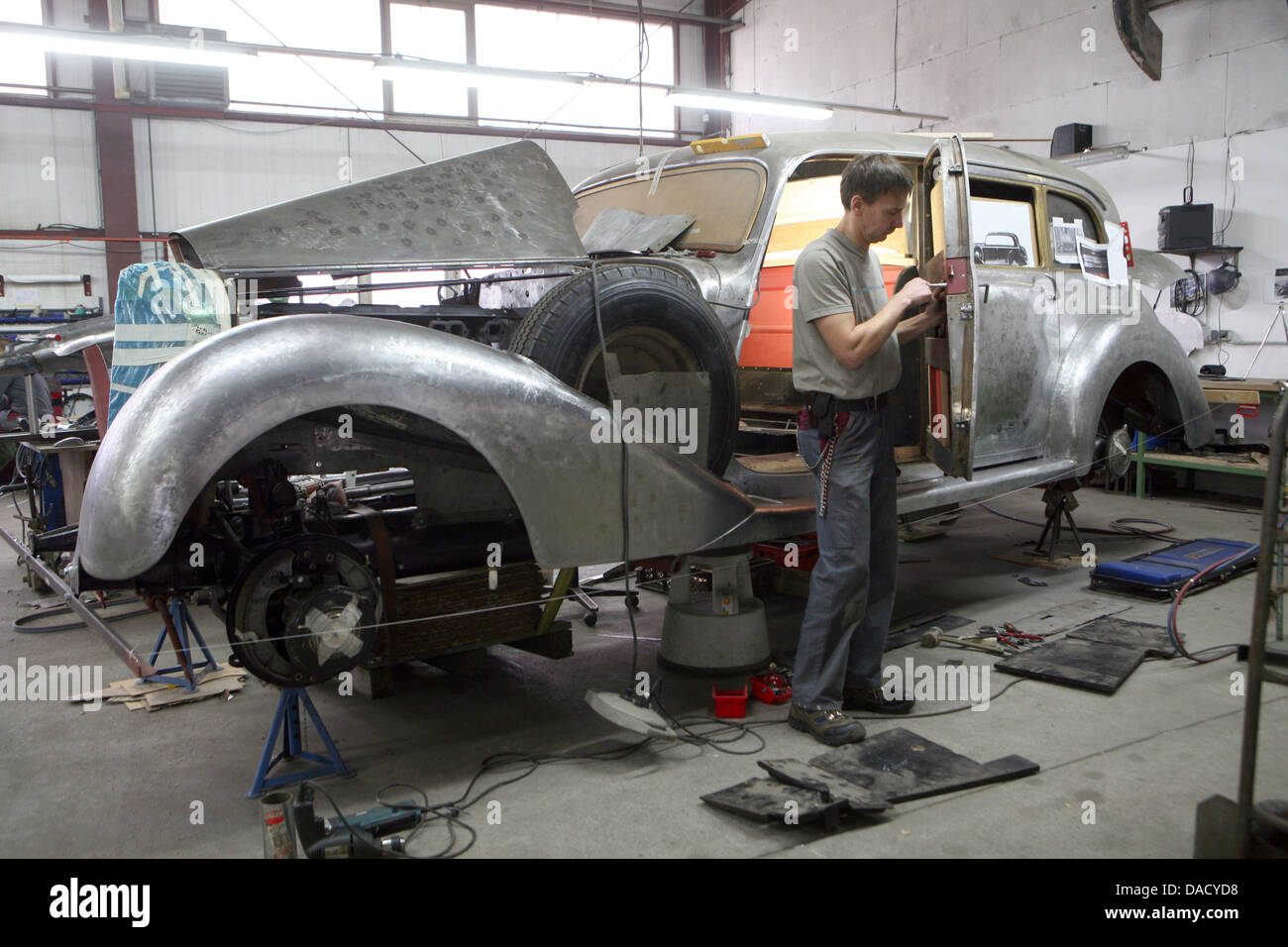 Mécanicien automobile Peter Spillner travaille sur la caisse d'une Mercedes-Benz 770 de 1941 dans son atelier de Glienick, Allemagne, 23 novembre 2011. La société est spécialisée dans la restauration de véhicules historcial. Photo : Nestor Bachmann Banque D'Images