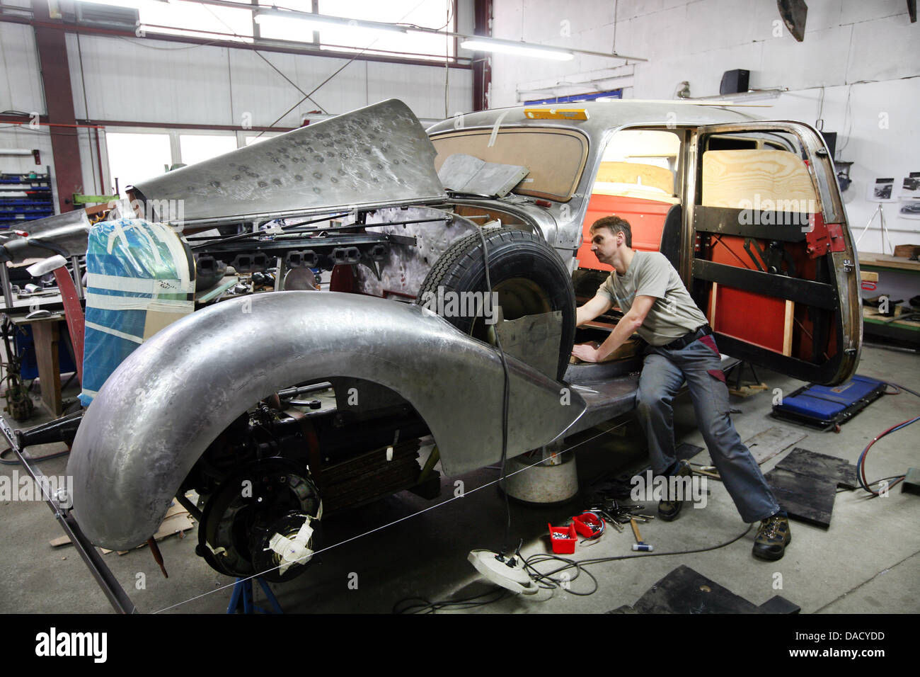 Mécanicien automobile Peter Spillner travaille sur la caisse d'une Mercedes-Benz 770 de 1941 dans son atelier de Glienick, Allemagne, 23 novembre 2011. La société est spécialisée dans la restauration de véhicules historcial. Photo : Nestor Bachmann Banque D'Images