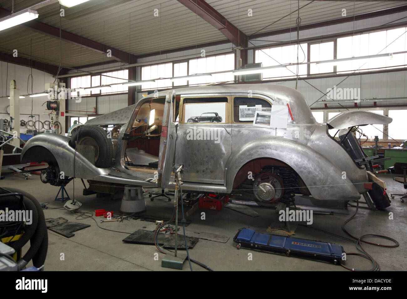La caisse d'une Mercedes-Benz 770 de 1941 est situé dans un atelier de réparation automobile à restaurer dans l'Glienick, Allemagne, 23 novembre 2011. La société est spécialisée dans la restauration de véhicules historcial. Photo : Nestor Bachmann Banque D'Images