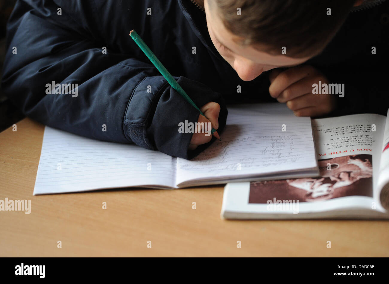 Des études de l'élève dans des vêtements chauds à l'école primaire de Fushe Kosova (Kosovo Polje), au Kosovo, le 19 décembre 2011. Parmi les enfants de familles roms albanais et serbes, les enfants assistent aux cours. Photo : Jens Kalaene Banque D'Images