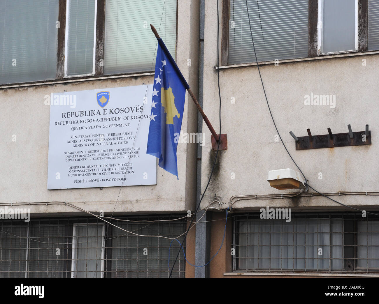 À côté d'un signe le drapeau national est vu au ministère des Affaires étrangères avec le ministère de l'enregistrement et de l'état civil' dans Fushe Kosova (Kosovo Polje), au Kosovo, le 19 décembre 2011. Le partiellement reconnu République du Kosovo, une auto-déclarée état indépendant, a de facto le contrôle de la plupart du territoire, tandis qu'au nord du Kosovo, la plus grande enclave serbe du Kosovo, est placé sous la Banque D'Images