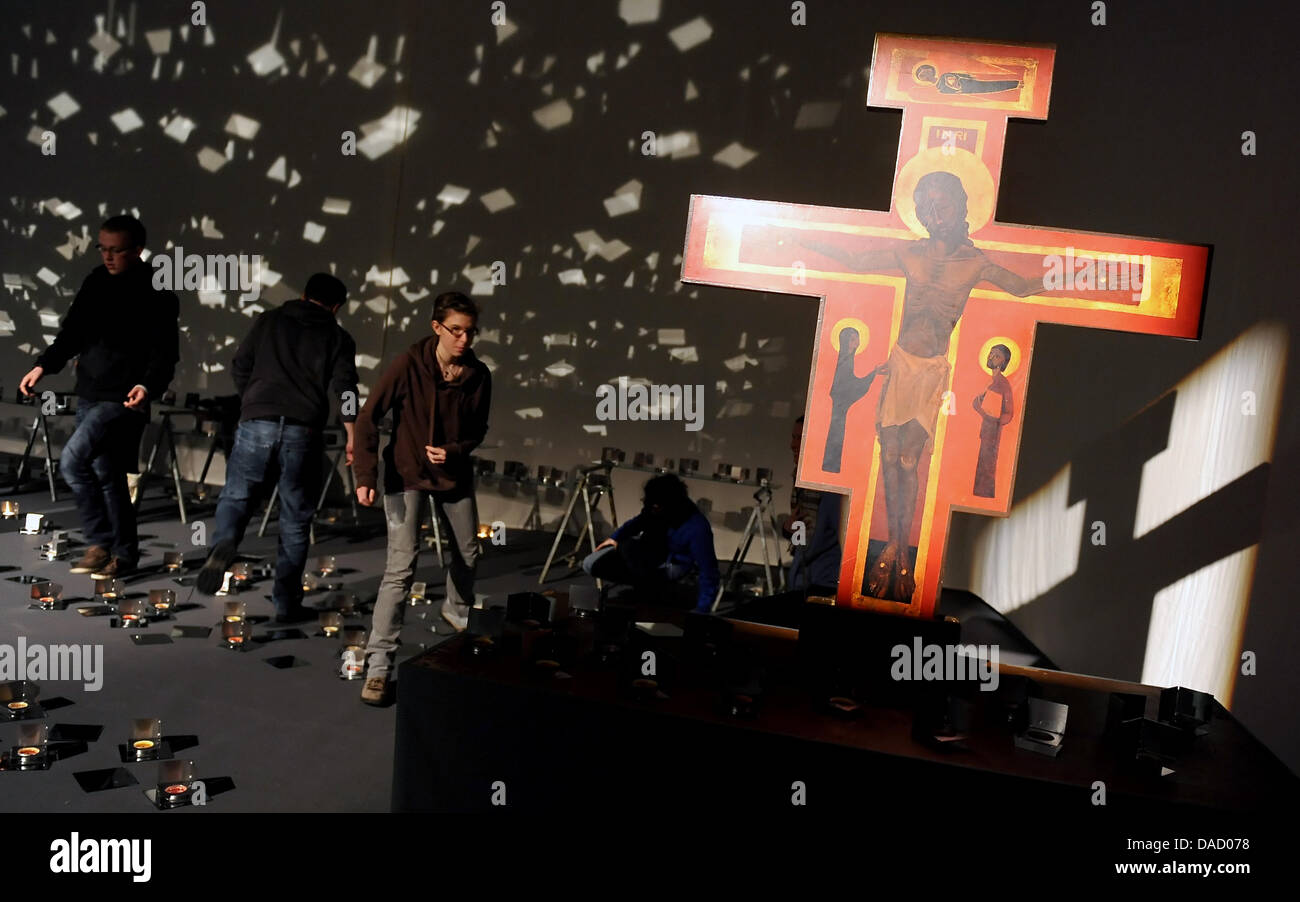 Les participants de la 34e réunion de la communauté de jeunes de Taizé souffler les bougies à la foire de 'Messe Berlin' à Berlin, Allemagne, 27 décembre 2011. À l'invitation des Eglises et le maire de la ville, la 34e Rencontre européenne de Taizé aura lieu à Berlin du 28 décembre 2011 au 01 janvier 2012. Taize est un ordre monastique œcuménique qui est basé en France. Photo : BRITTA PEDERS Banque D'Images